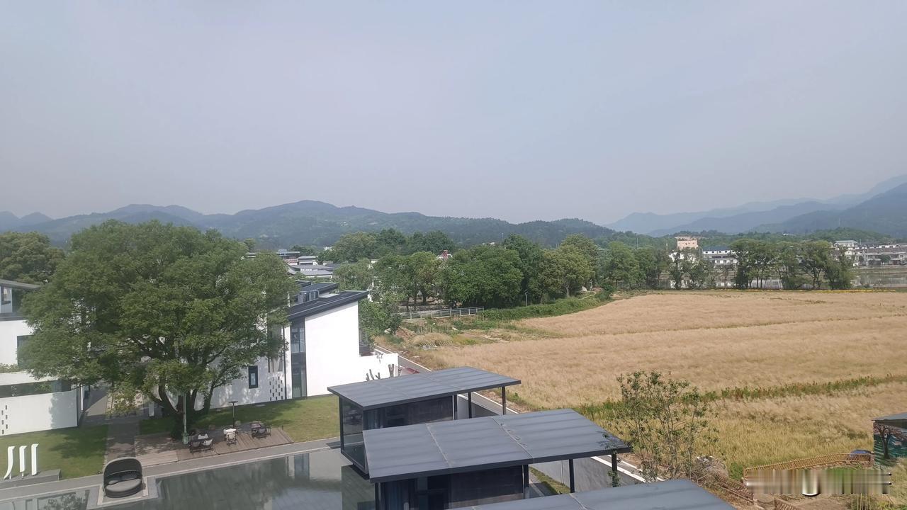 遇见·禾川是潜山痘姆乡一家挺有格调的高端田园民宿。周边田园风光，由回乡创业的IT