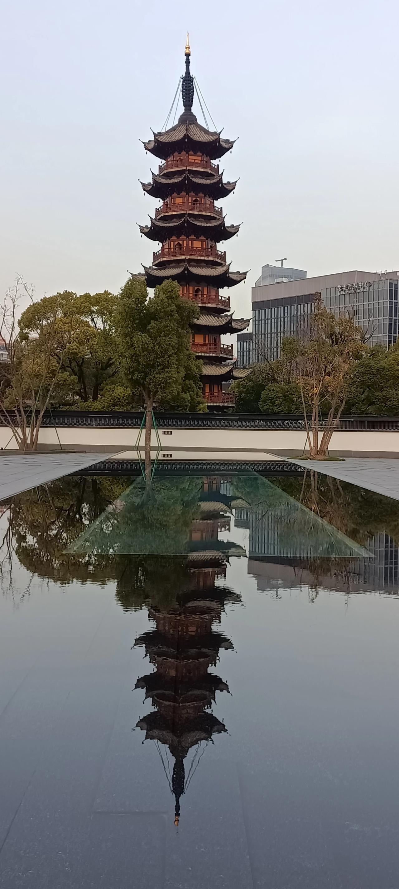 生活中的善恶存在于生活的每个细节里，存在于细微的真实与虚假之中。自以为聪明的人用