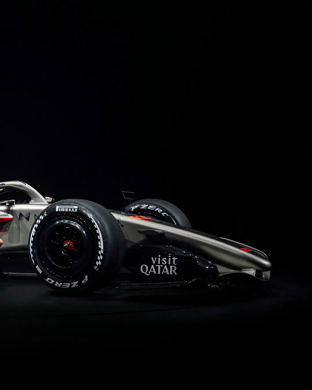 奥迪发布首辆F1赛车R26 奥迪发的这新车，车号就直接写R26，好歹把车手号码改