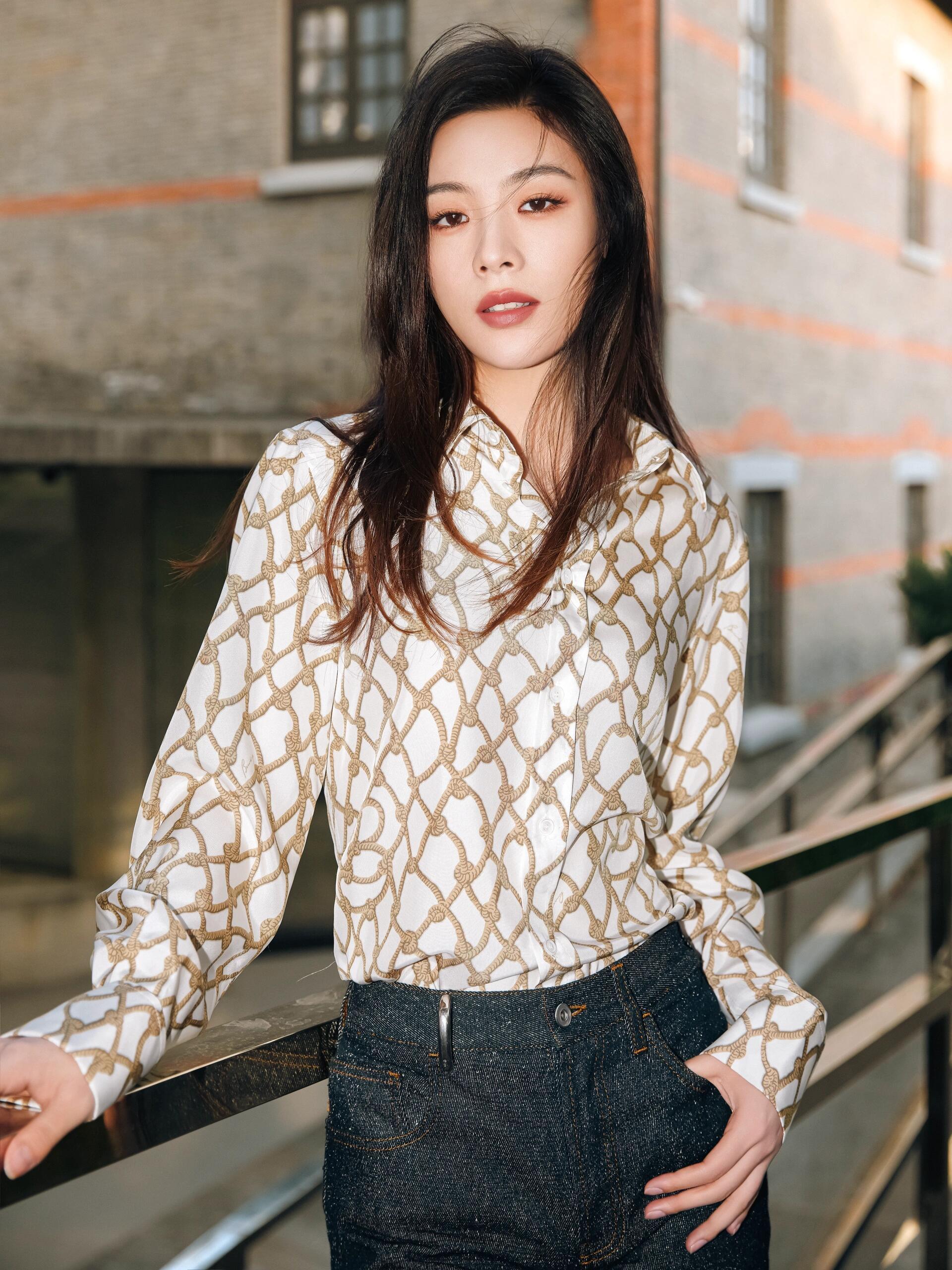 陈丽君 × BURBERRY陈丽君演绎 Burberry 2025仲夏系列，继续