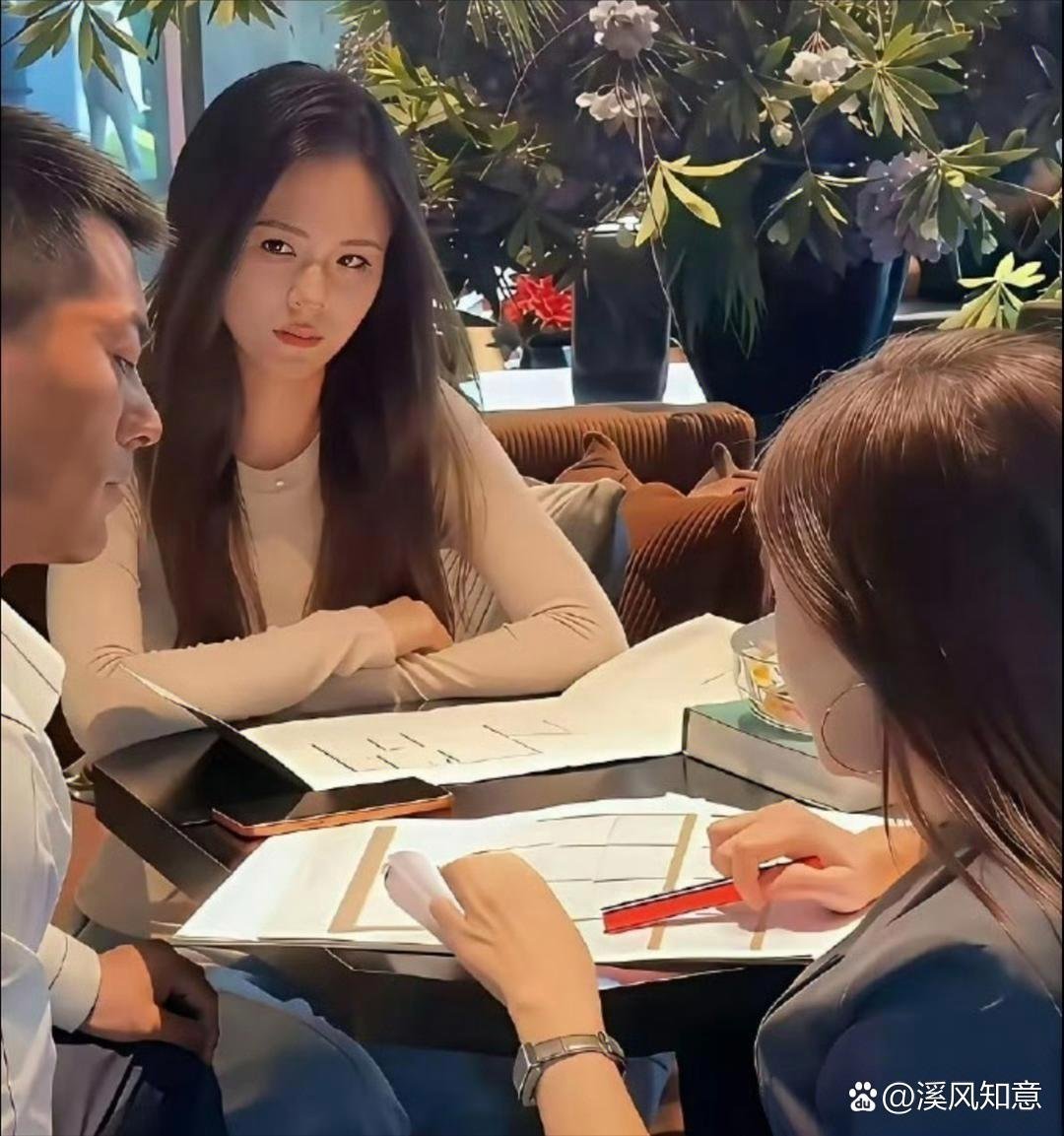 不怪他老婆这个眼神，换谁还不是 