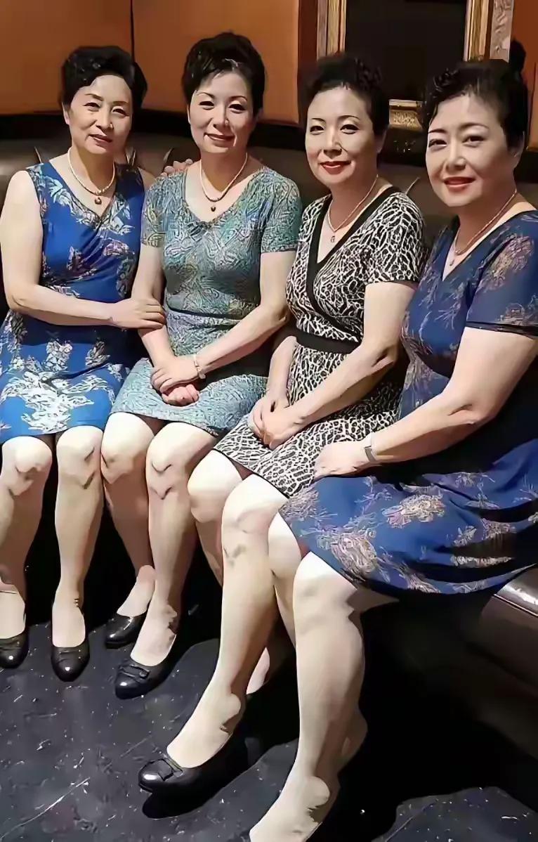 退休后的大姐们，保持这么好的状态，你们羡慕去吧！关键是心态好，虽然身材饱满丰盈，