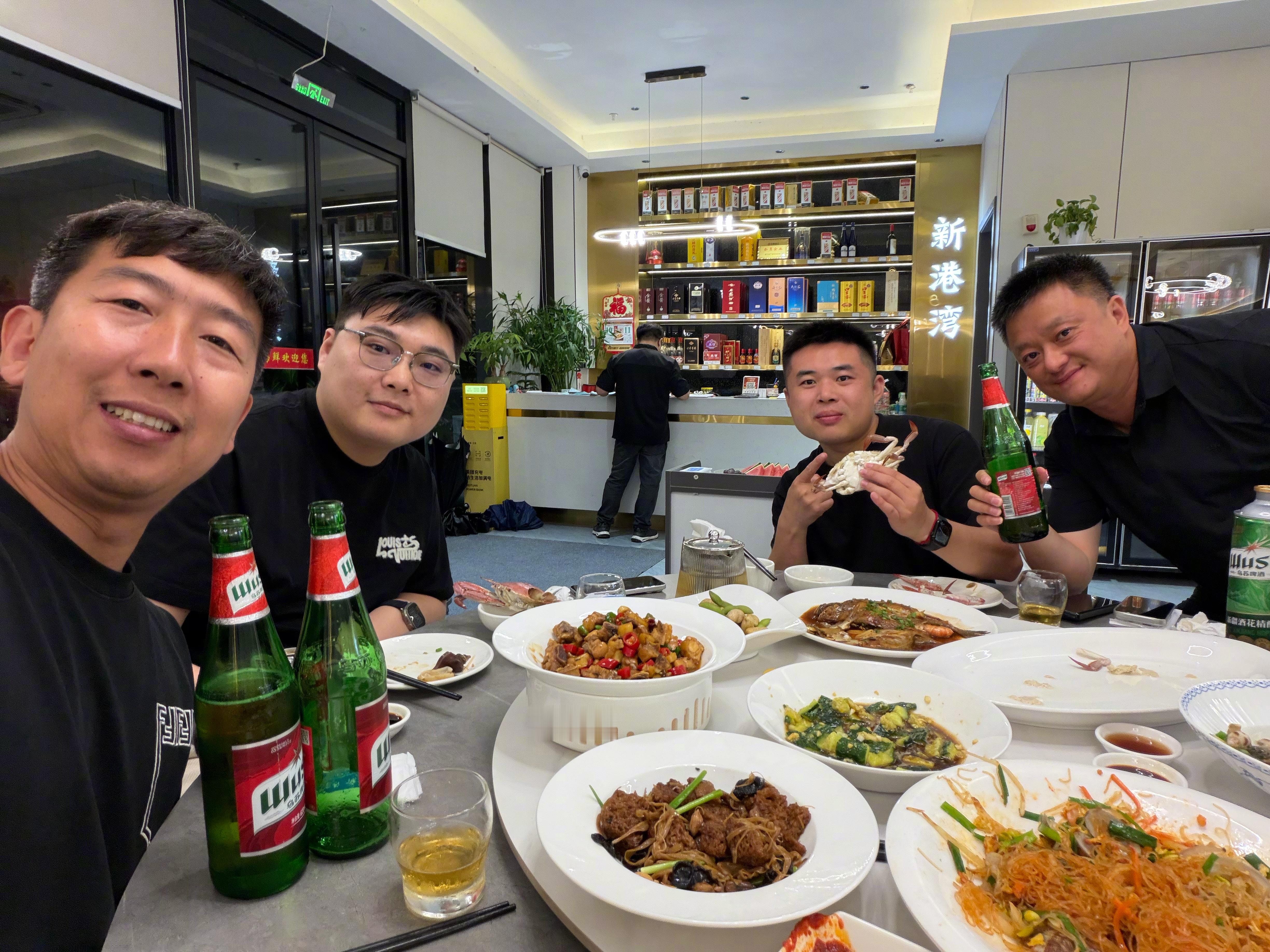 又来宁波了，虽然到达晚了一点，但还是找到了一家小海鲜店。大家都饥肠辘辘了，必须得