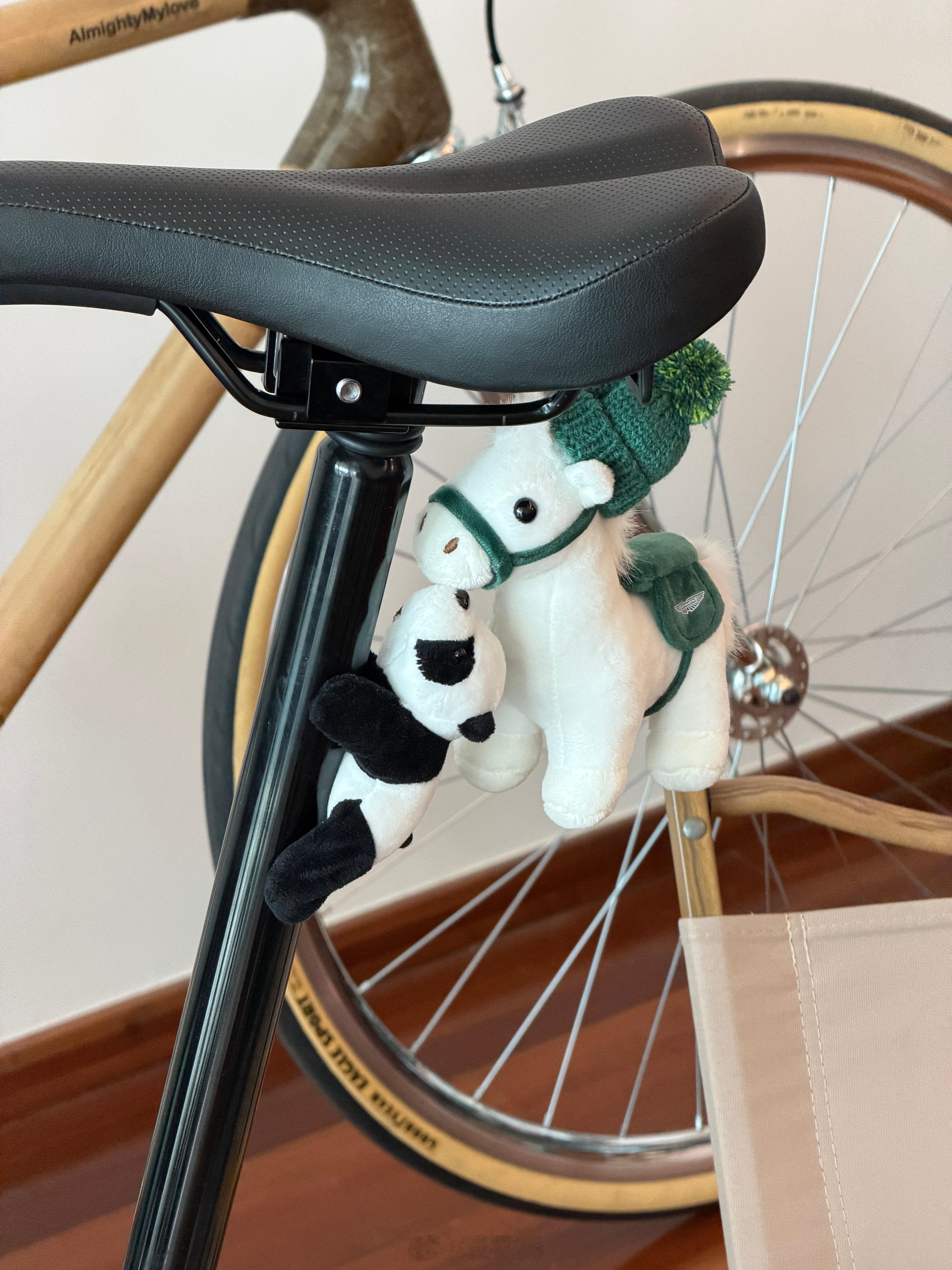 今日开箱，阿斯顿马丁的礼盒好喜欢！私人定制铭牌和车标质感超绝，谢谢这有心的仪式感