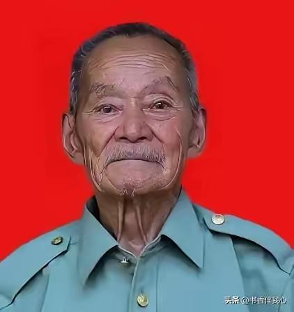 九十岁农村老汉卑微拄拐申领老兵补贴，被工作人员当场质疑造假谎报，老人默默掏出珍藏