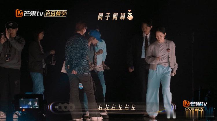 庾澄庆颜人中跳舞和费玉清学的吗 这魔性恰恰步也太有内味儿了！前前后后踩点精准，灵