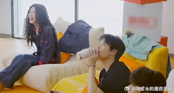 魏大勋偷喝杨迪水被抓包周五晚高疯魏大勋小调皮上线，偷喝杨迪水被抓现行，可爱到犯规