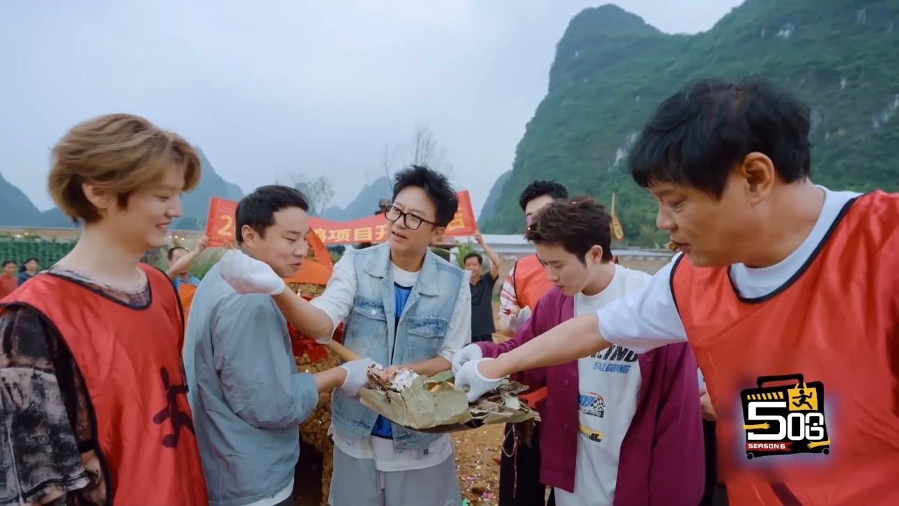邓超喂鹿晗吃鸡鹿晗被邓超投喂 五哈温馨名场面来袭，吃叫花鸡环节邓超暖心上线，主动