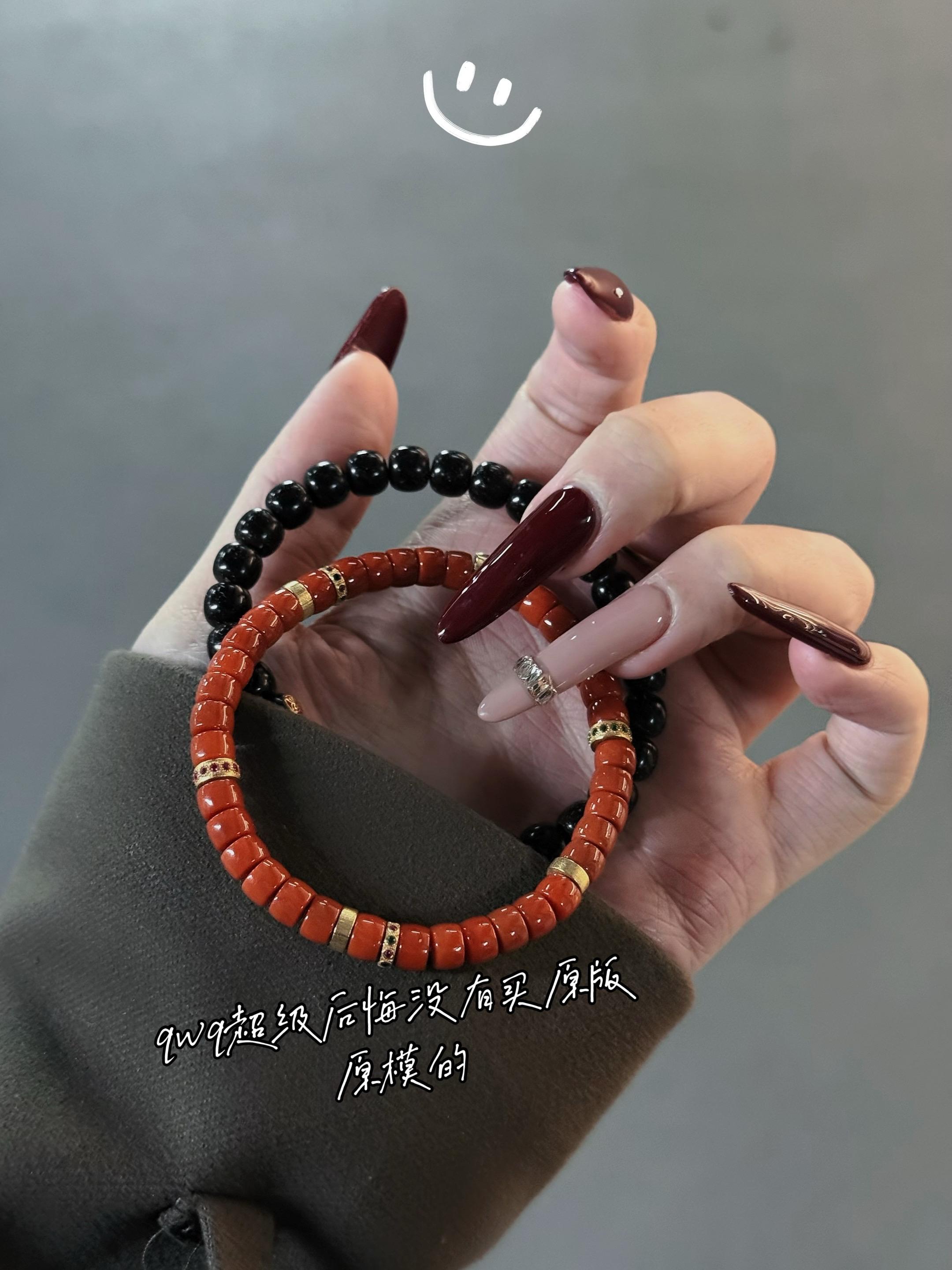 一抹红，一点金，解锁新年氛围感穿搭。