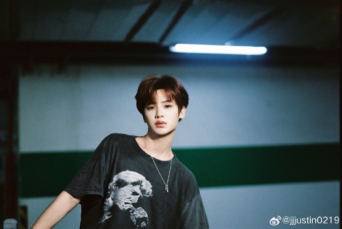 黄明昊答应大家的胶片来啦诚意满满！黄明昊兑现和大家的约定，复古胶片定格各式各样的