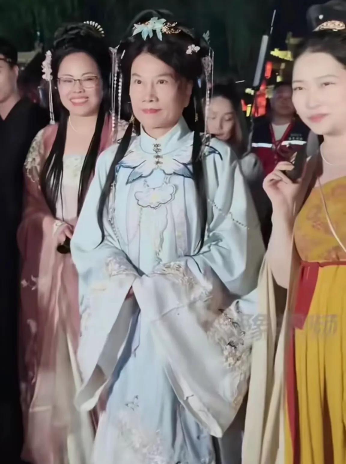 这这是董明珠董大姐？格力董明珠现身西安，话说这身打扮还是惊艳了大家，你别说还是有