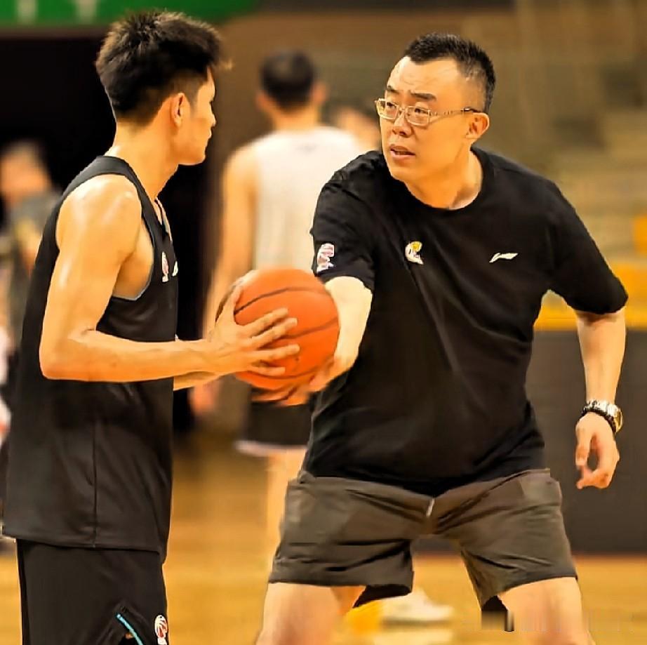 韩副总为辽宁男篮操碎了心！一人身兼数职，在场边监督球员训练，提出合理化建议，亲自