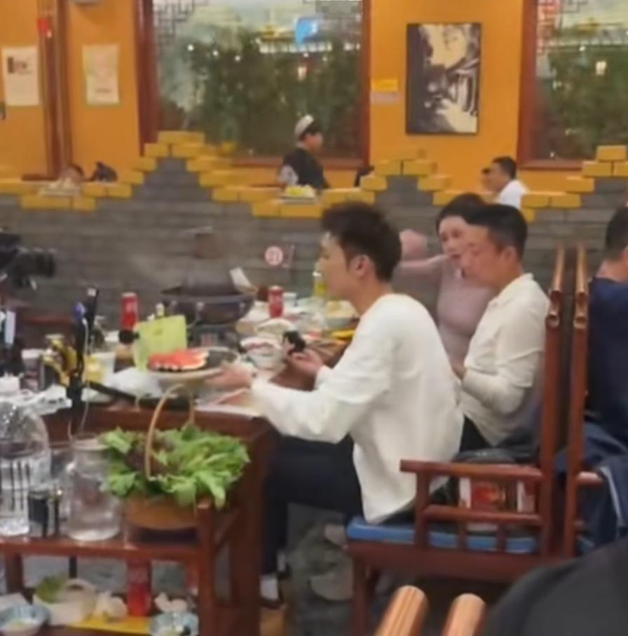 汪小菲和马筱梅在麻六记线下店吃饭，席间乐乐也在。乐乐很敬业边吃麻六记边直播，只是