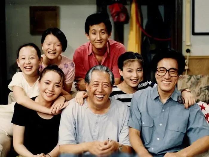 真想永远停留在看《我爱我家》的年纪。爸爸妈妈都还很年轻，夏天的时候喝着爸爸单位里