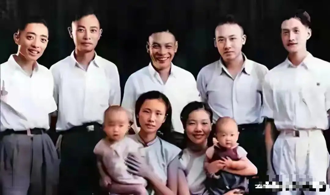 1943年，蒋孝严兄弟和父亲蒋经国合影，母亲早亡，不敢与父亲相认 