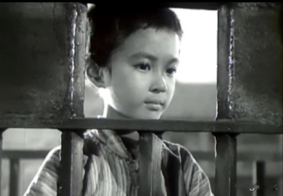 原来饰演小萝卜头的是方舒，她还是个小女孩时便挑起重担。6岁时，她在《烈火中永生》