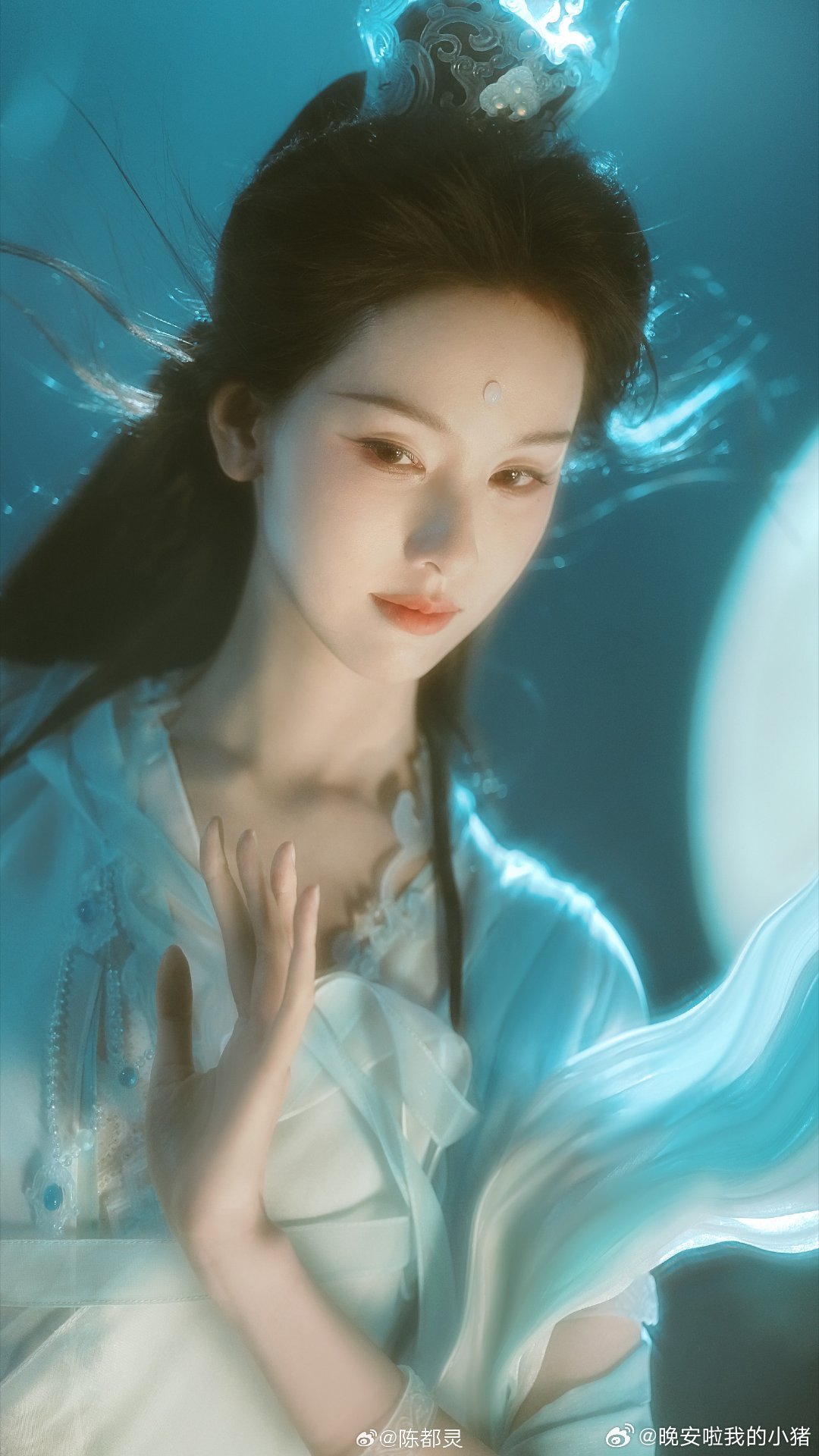 陈都灵镜花水月写真，从此神有了像[爱慕][爱慕] ​​​