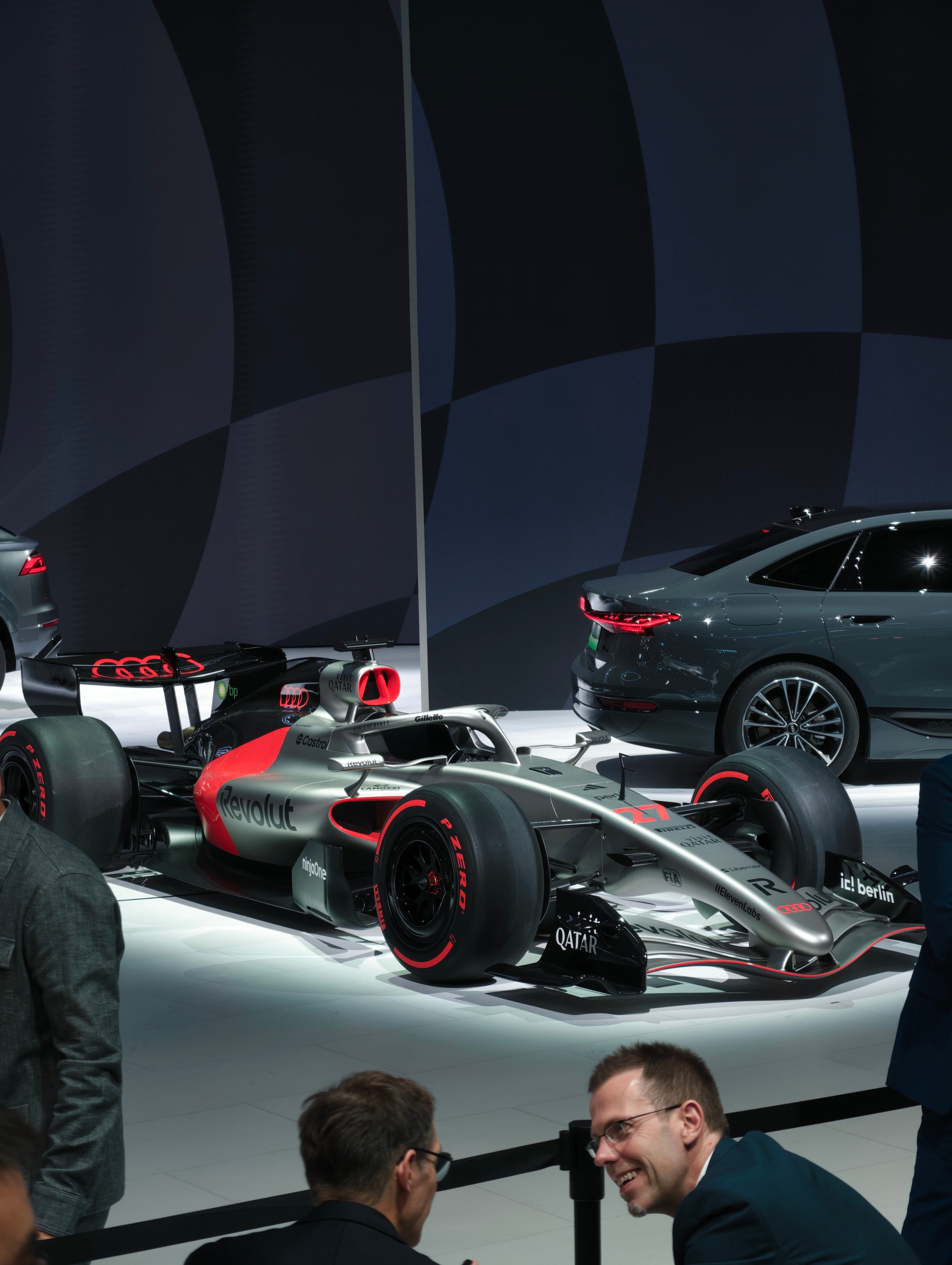 展台上放台F1，气场确实不一样  奥迪R26（模型），话说已经一个月没看F1了，