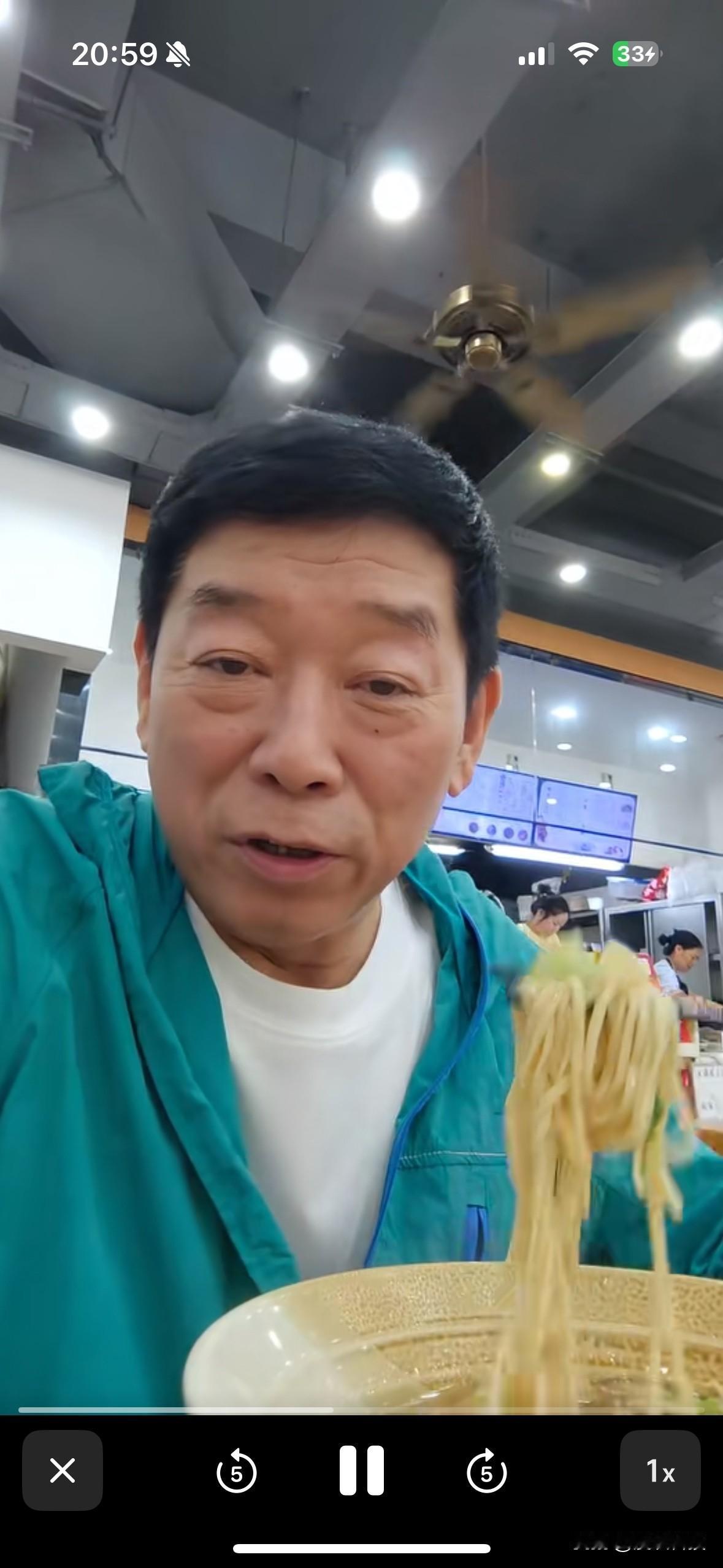 魏建军也太爱吃面了，在家吃，在外也吃。昨天还在成都，今天就现身杭州小面馆吃面，还
