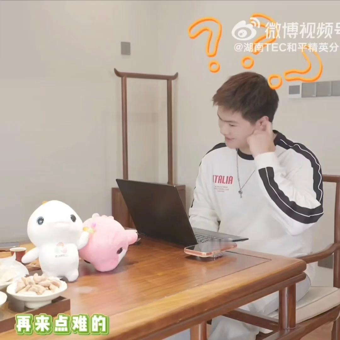 笨猪抓耳挠腮梁伟铿