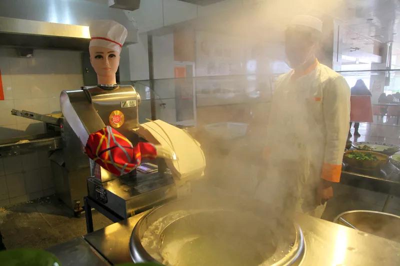 学校午餐发臭！！9月15日有上海市民反映绿捷公司供应的学校午餐散发着一股臭味，调