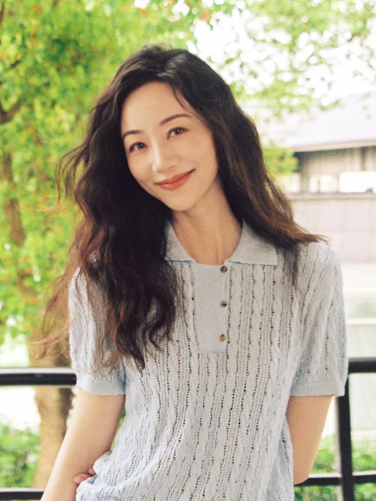 她站在那里，就是一帧会呼吸的电影。

不浓烈，却足够动人；不张扬，却自带磁场。