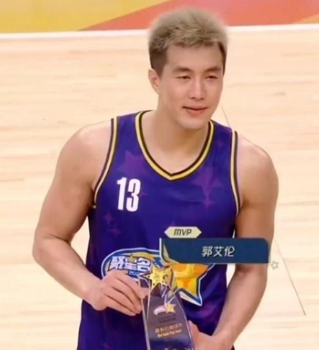 轰43分！郭艾伦笑容满面，球迷：拿到了个人第一个MVP，可喜可贺，可以摆几桌了。