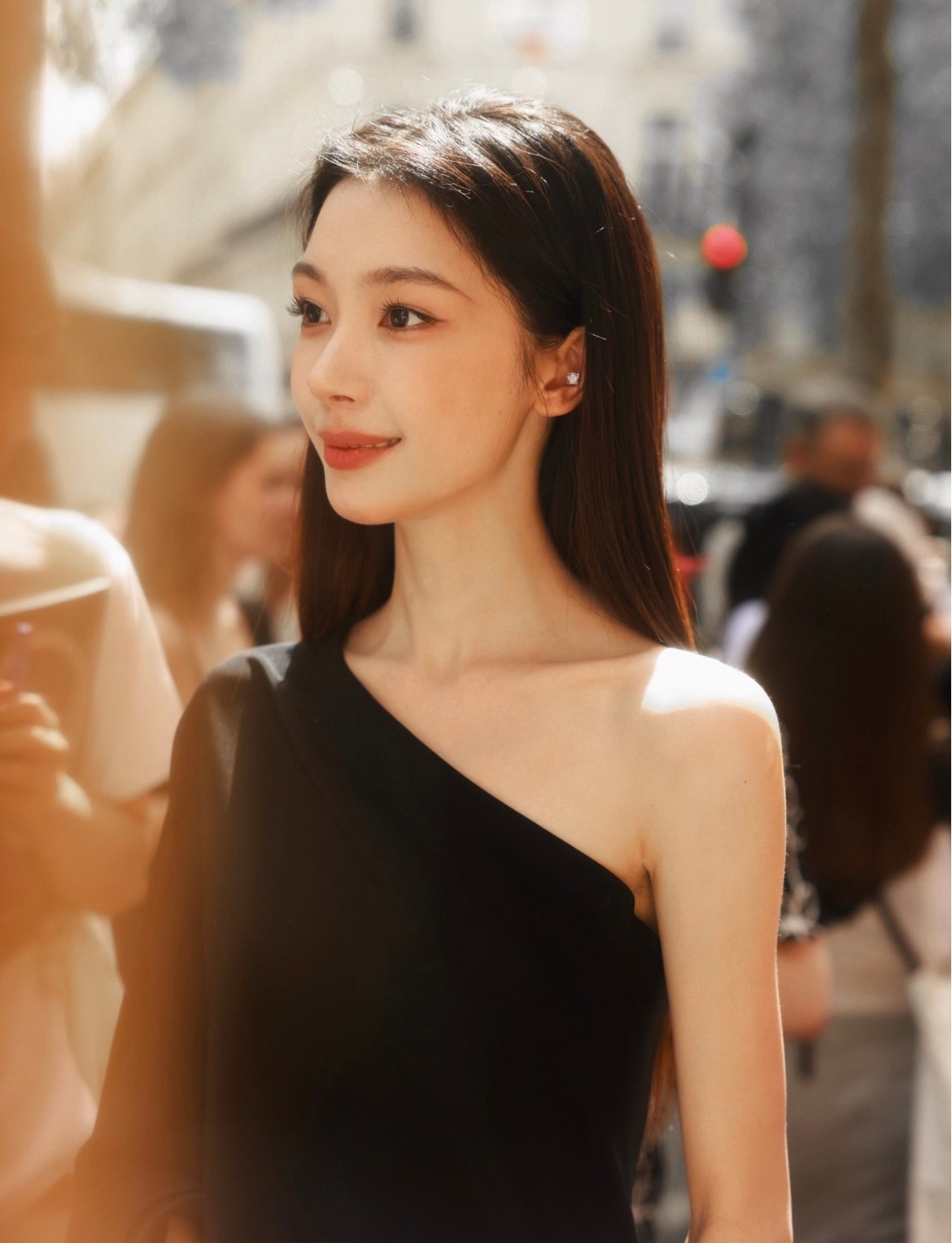 易梦玲被裁掉的女孩易梦玲现实版被裁掉的女孩易梦玲，从湖南衡阳走出的女孩，16岁便
