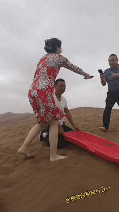 这个项目看起来好好玩，不过下去容易，上来就费劲了。

玩完沙子弄一身，缝隙里还得