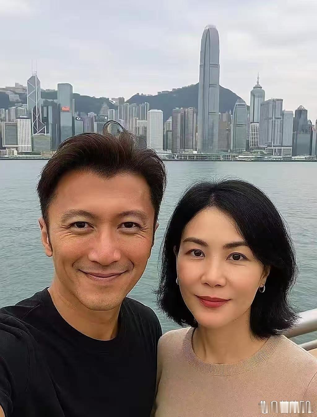 45岁谢霆锋与56岁王菲的同框太戳人！相差11岁的姐弟恋甜度不减，如今两人气质愈
