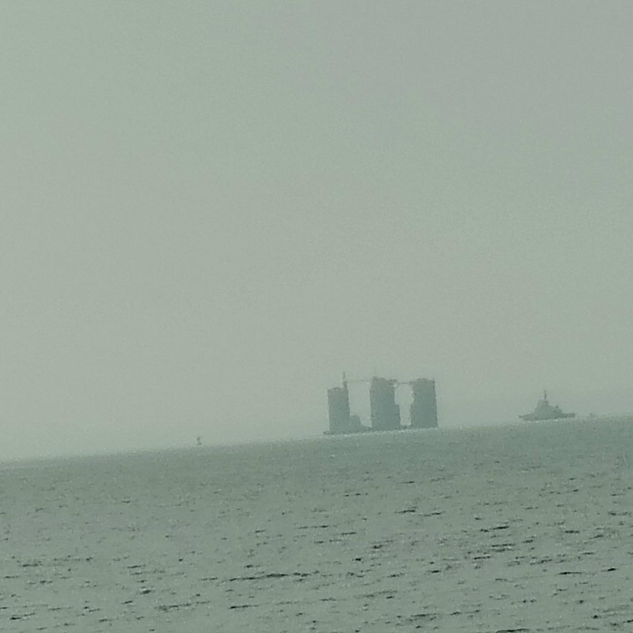 今天在海岸边上看到海上这个奇怪的东西，说船又感觉太高了，说建筑海上盖起这么高的楼