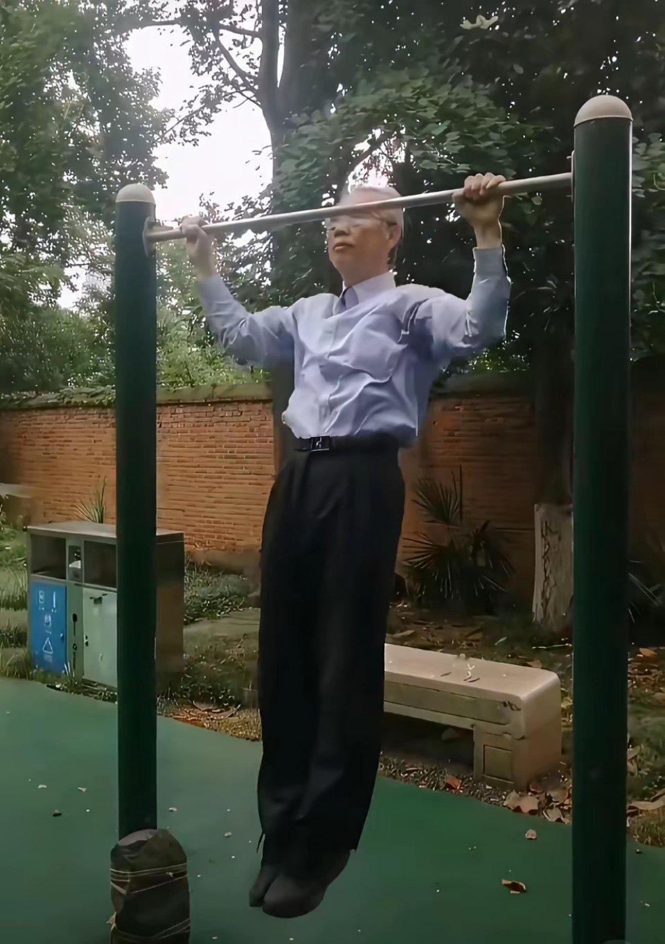 比谢贤还小两个月呢，钟老头90岁了还能有这体能，我估计活个110岁不成问题