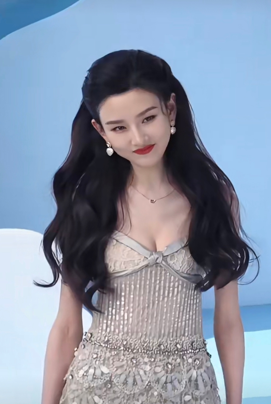 宋祖儿华伦天奴品牌活动直拍，明艳又精致！！