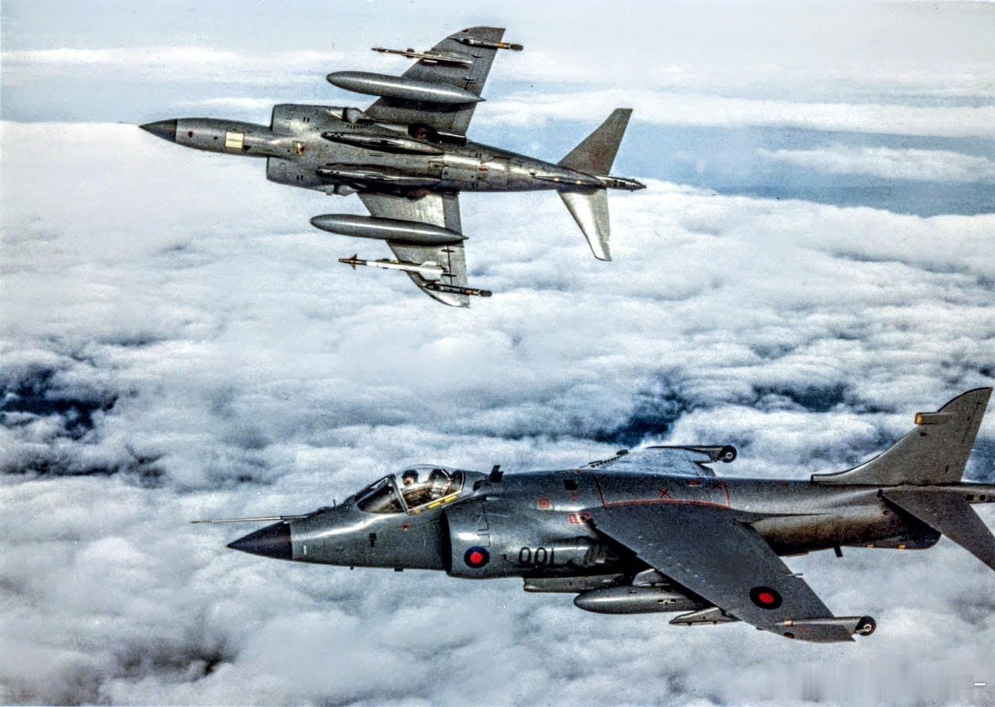 1982年6月战争刚刚结束后巡航福克兰群岛附近空域的2架海鹞武器装备兵器影像外军