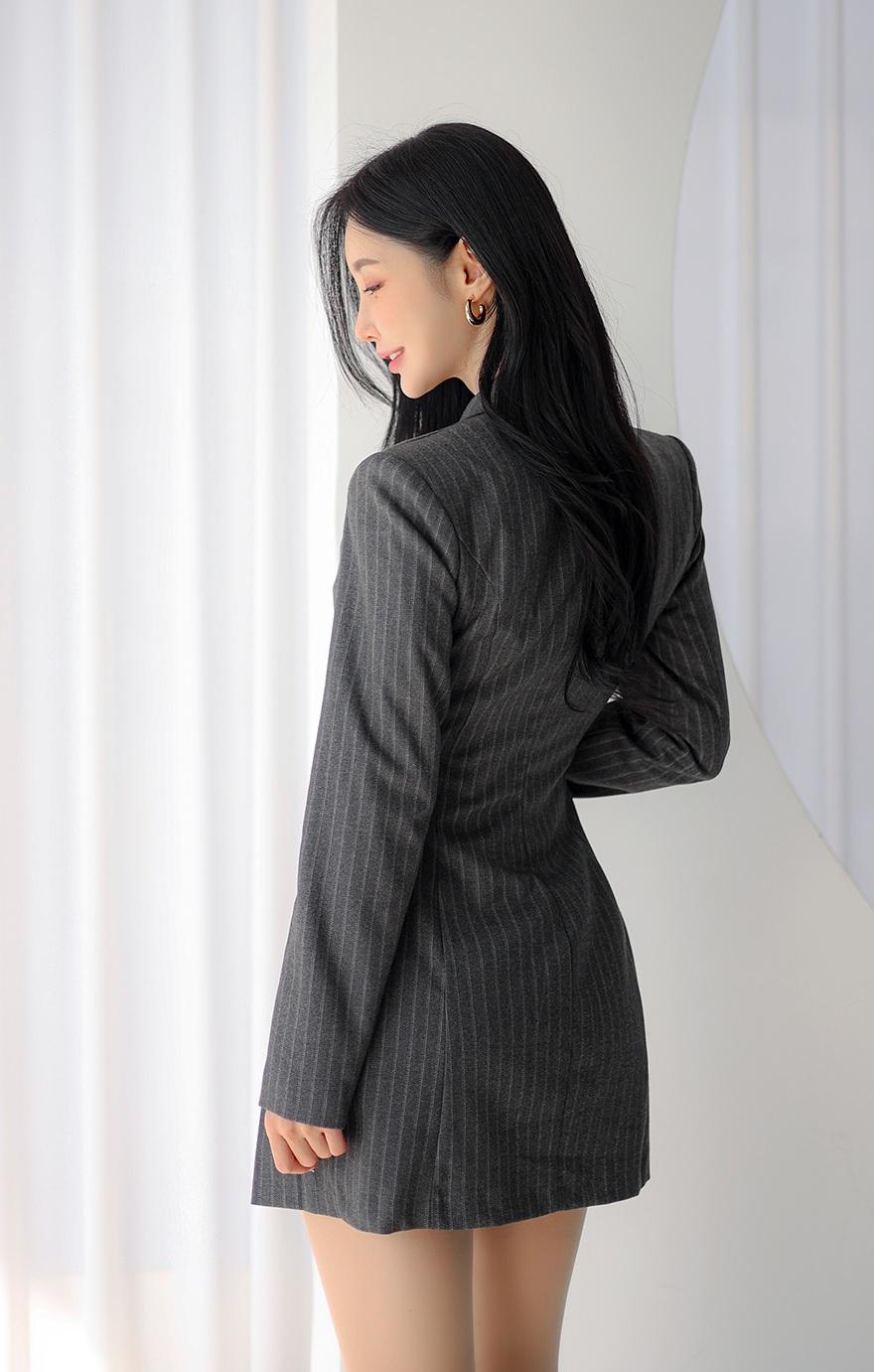 黑白条纹西装裙简直是优雅职场风的标配！穿上它，干练与魅力瞬间拉满。
我之前参加重