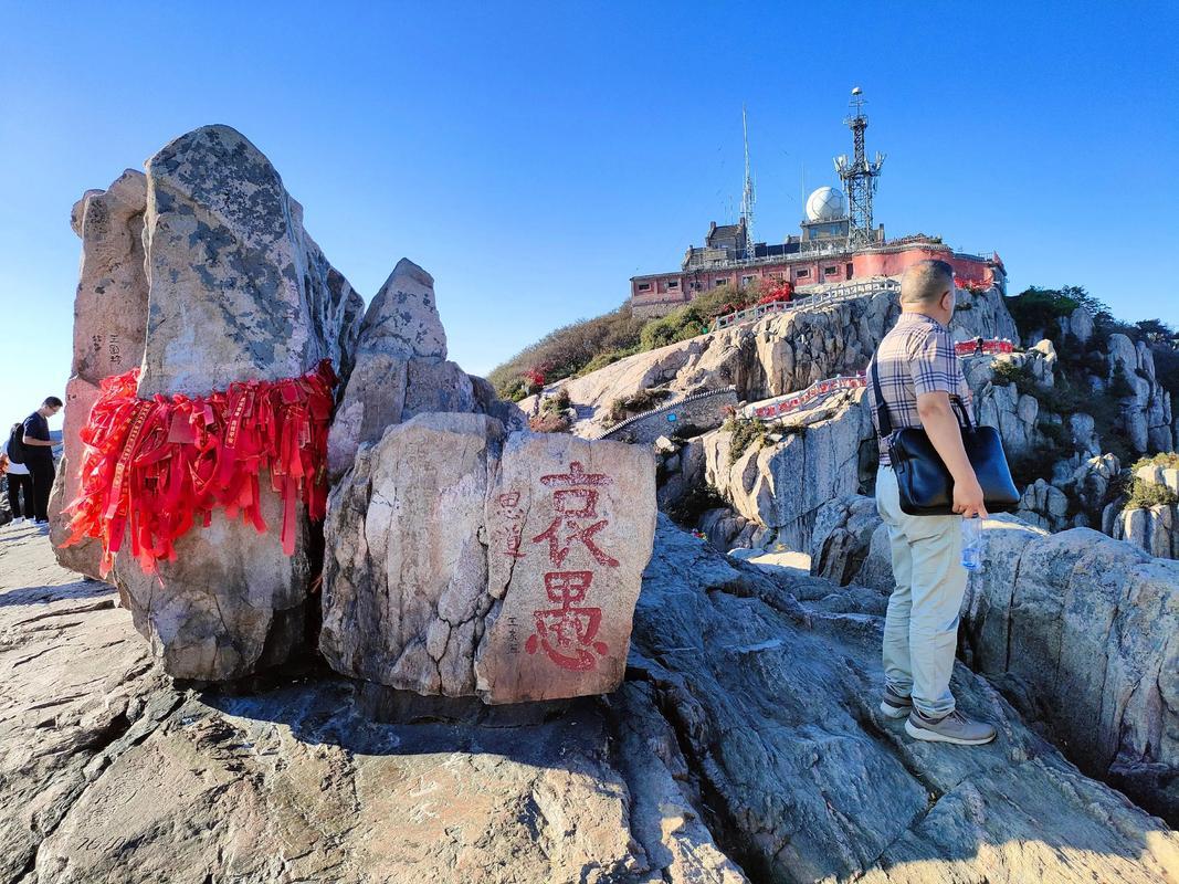 35岁男演员史元庭因无戏可拍转行泰山陪爬，如今又现身景区当NPC，他的“跨界”之