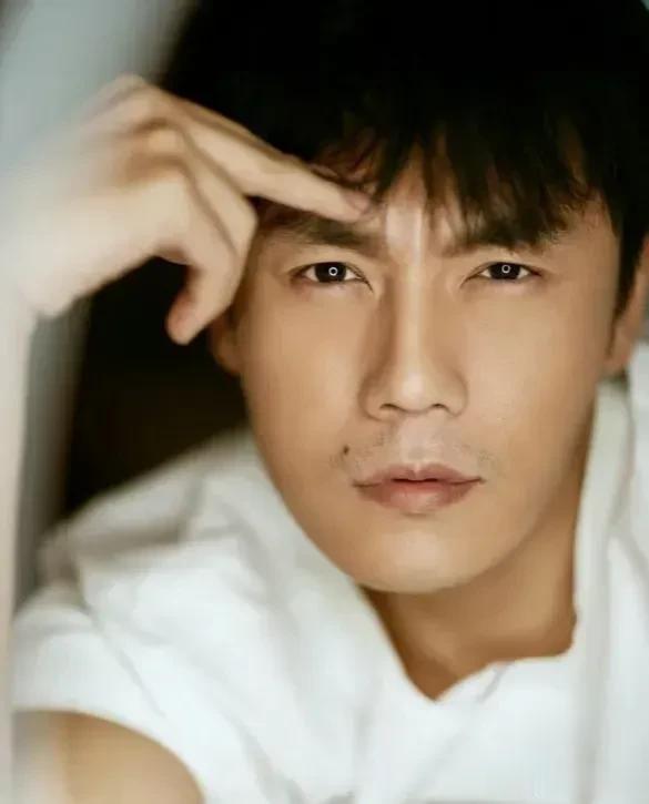 秦昊与曾黎分手的原因。

秦昊说，最初几年，他自己没啥发展，女友比他走得好，所以