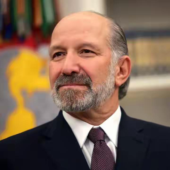 美国想占中国便宜，结果闹了个大笑话。

美国白宫一个管贸易的顾问，叫纳瓦罗，最近