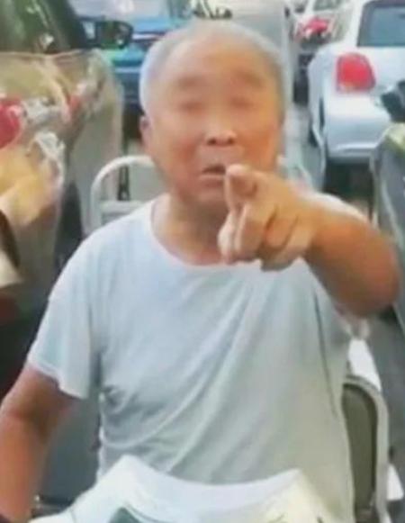 山东，一饭店推出5元早餐不限量，大爷交过钱后，就拿了7个鸡蛋、两屉小笼包、两碗粥