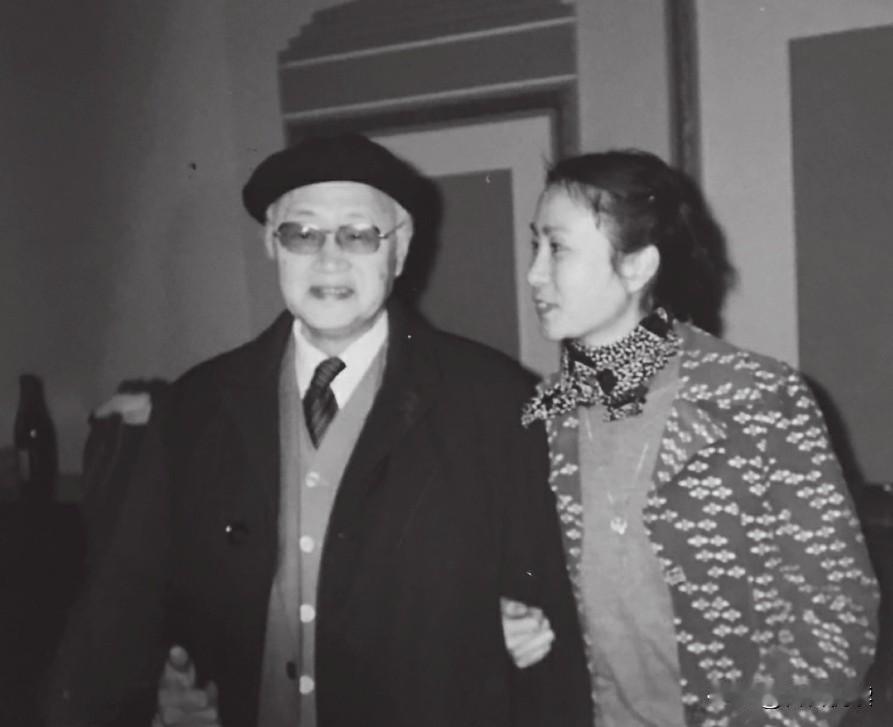 很多人熟悉奚美娟，是看她演的影视剧，演母亲、演知识分子，情绪收得克制，看着平淡，
