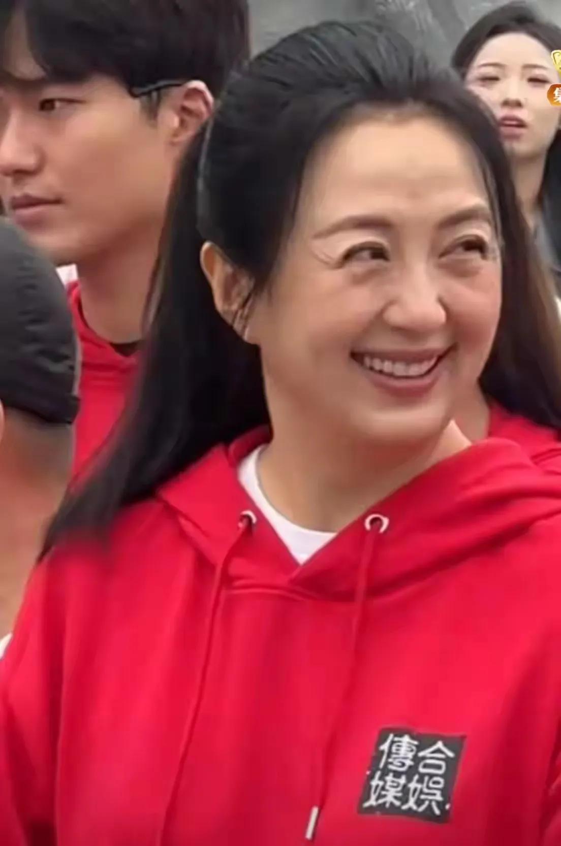 再美的明星，无论怎么细心保养，还是抵挡不住岁月的侵袭，
她眼角上的皱纹已增添了不