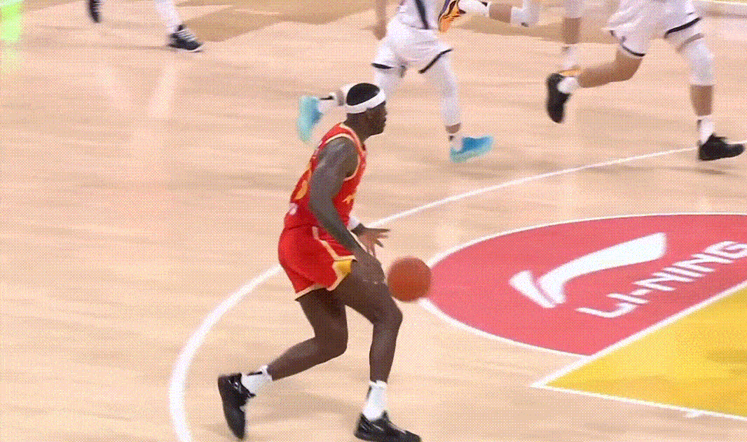 麦考尔这防守选位预判真不错啊，印象里造到好几次进攻犯规了 广厦男篮vs广东男篮