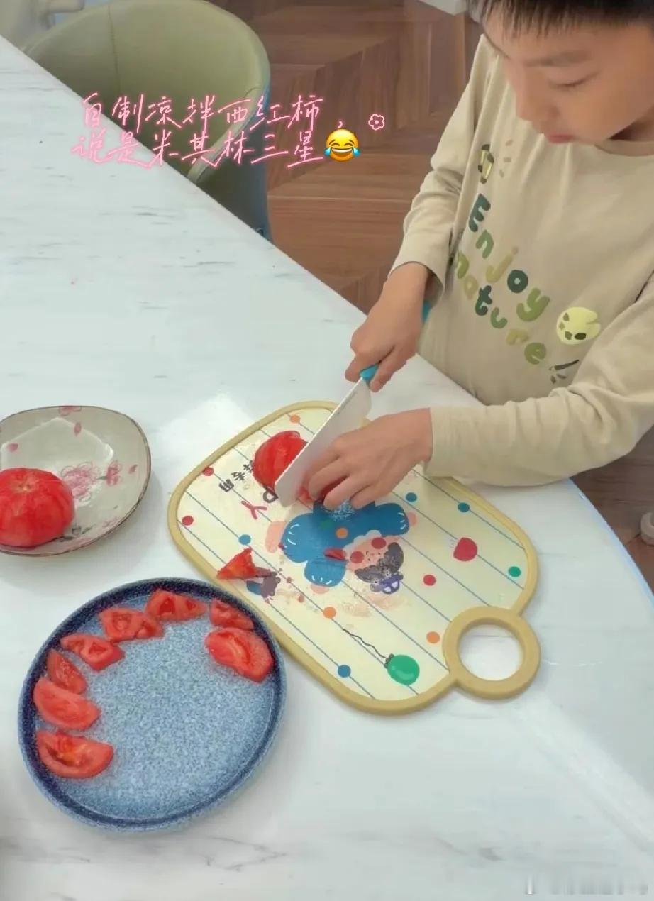 马龙妻子夏露晒出与两个儿子的合照，温馨感直接拉满！大儿子8岁、小儿子6岁，身高差