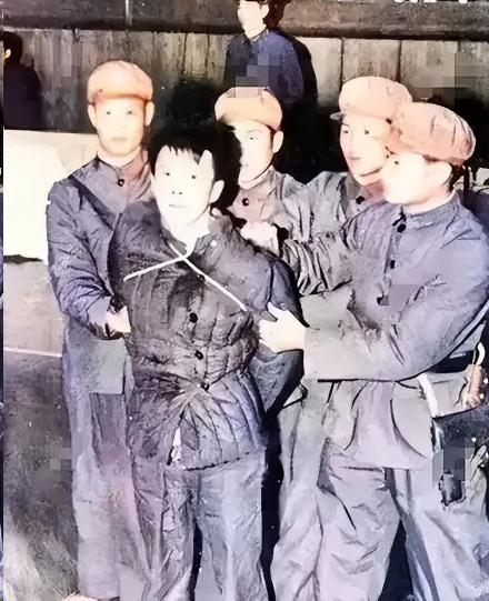 1978年，当得知两个儿子都被捕后，开国少将熊应堂此时才知道自己的两个亲生儿子做