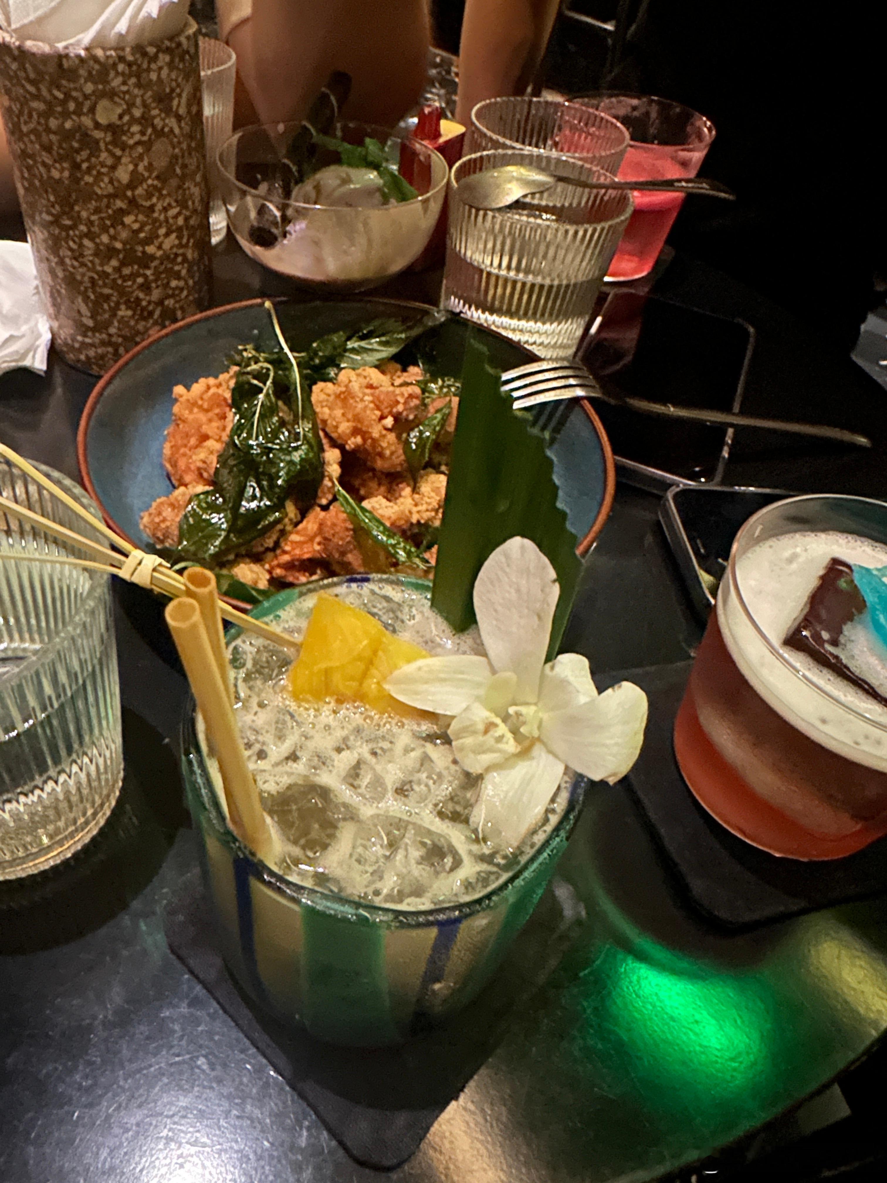 朋友来上海必带他们打卡的一家bar[哈哈]推荐给各位来上海的朋友们 毕竟从我大学