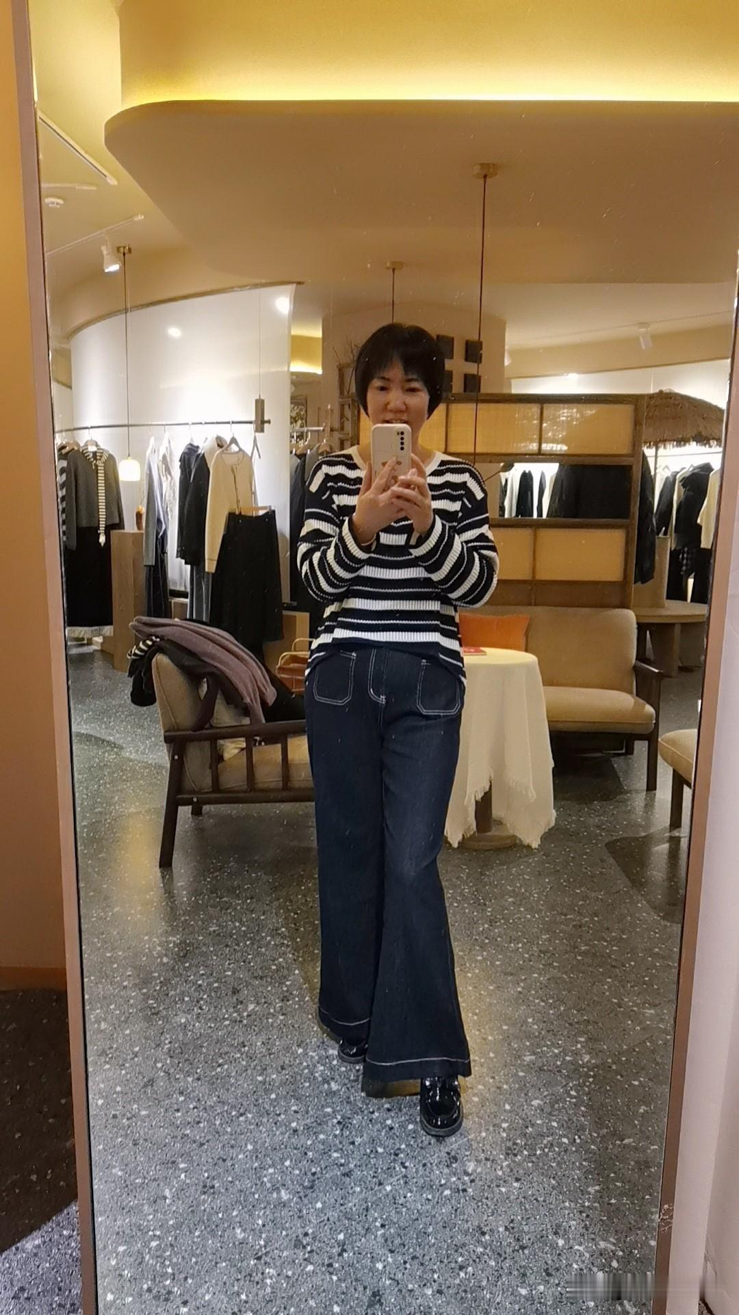 女人最听不得的，就是买衣服的时候，人家说“哎呀，真看不出来你有XX岁！”

你内