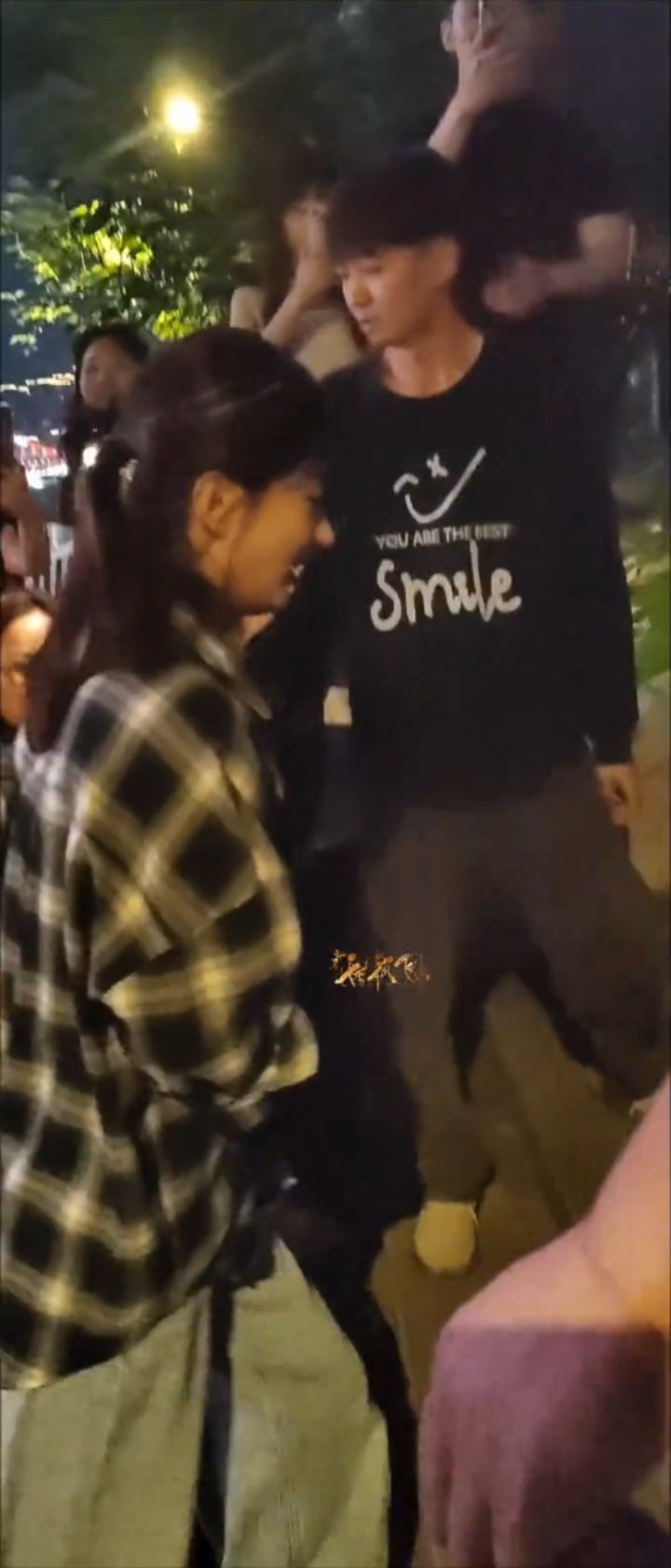 第一次见丽粉抵制赵丽颖能参与的系列“我们都闭口不提，这跨不过的距离”老师您先别跨