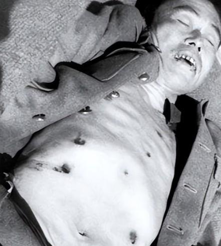 1949年，不可一世的邱清泉被击毙，据参谋长李汉萍回忆：他被击毙前就已经疯掉了，