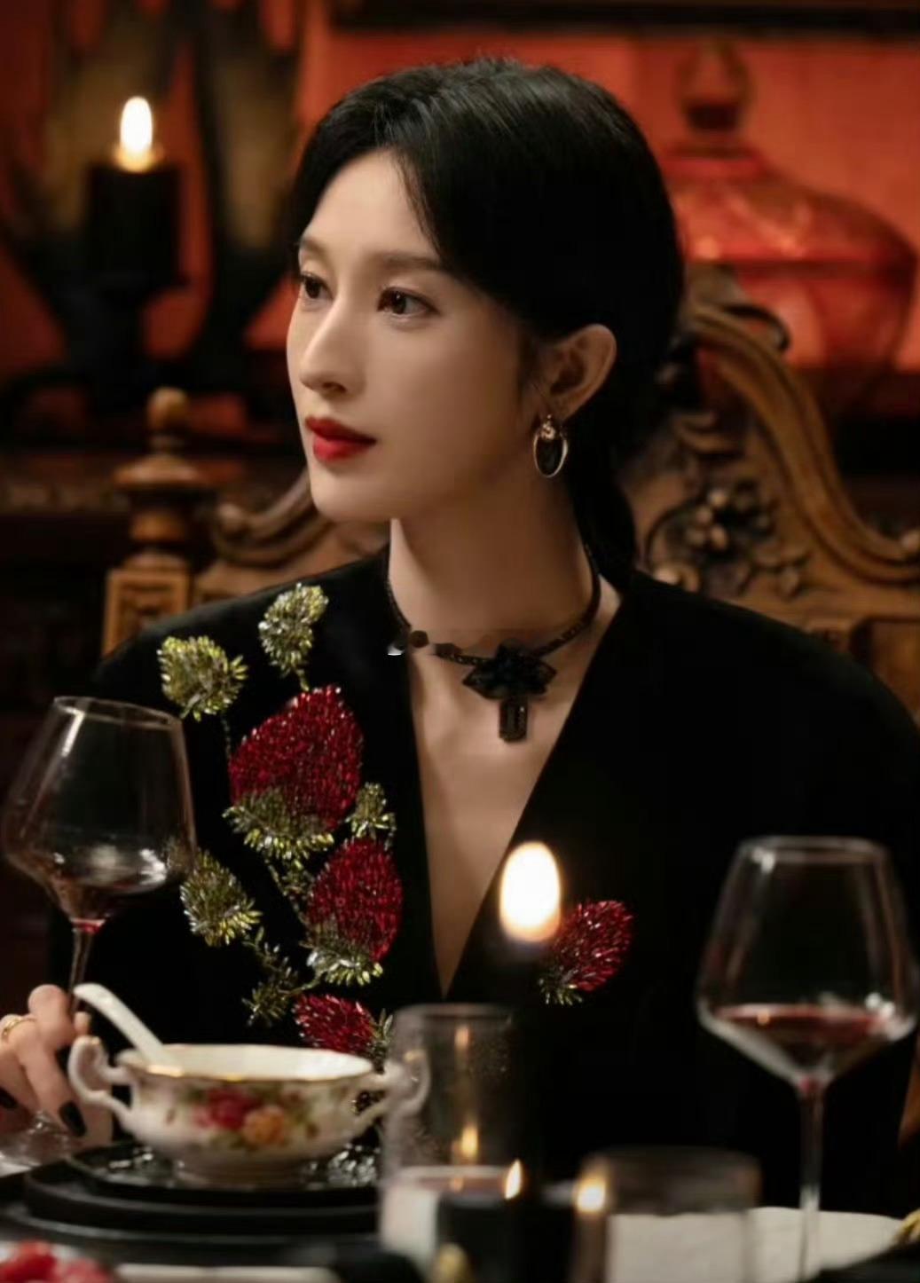 张俪 气血足到头顶 沉浸《枭起青壤》，张俪美出新高度！一头乌发耀眼，肌肤透着自然