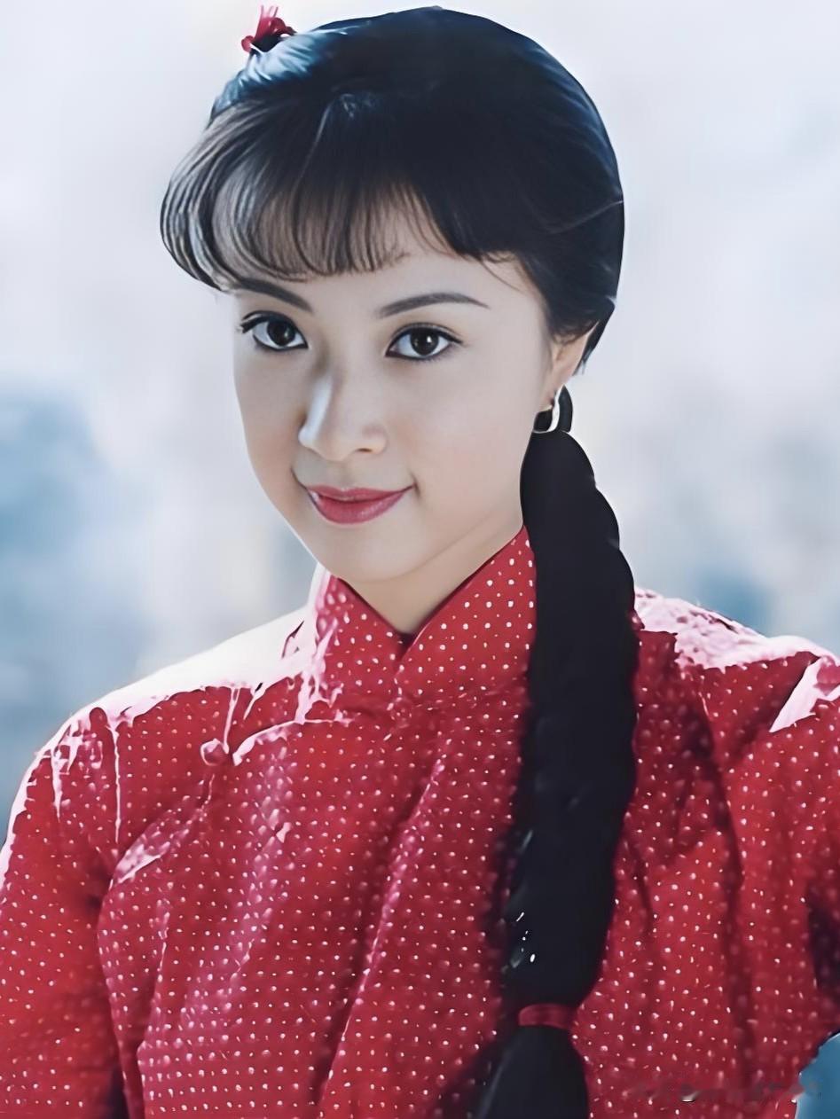 金巧巧气质高贵，以“孔雀公主”惊艳荧屏。她演技精湛，是才貌双全的实力派女星。金巧